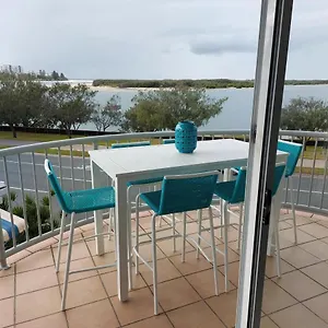 https://sandy-shores-luxury-holiday-units.hotelssunshinecoast.net